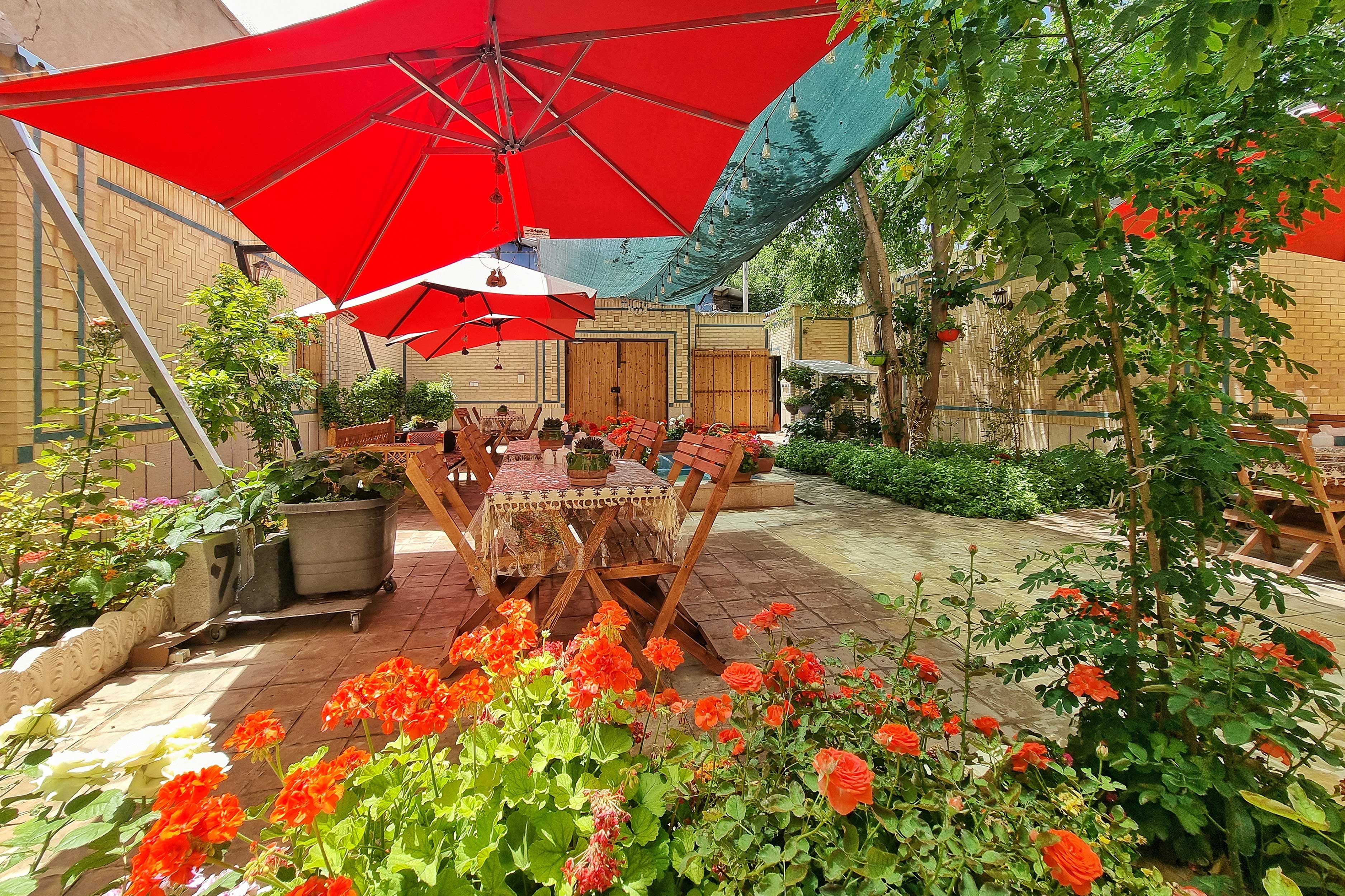 حیاط دلباز هتل سیمرغ شیراز