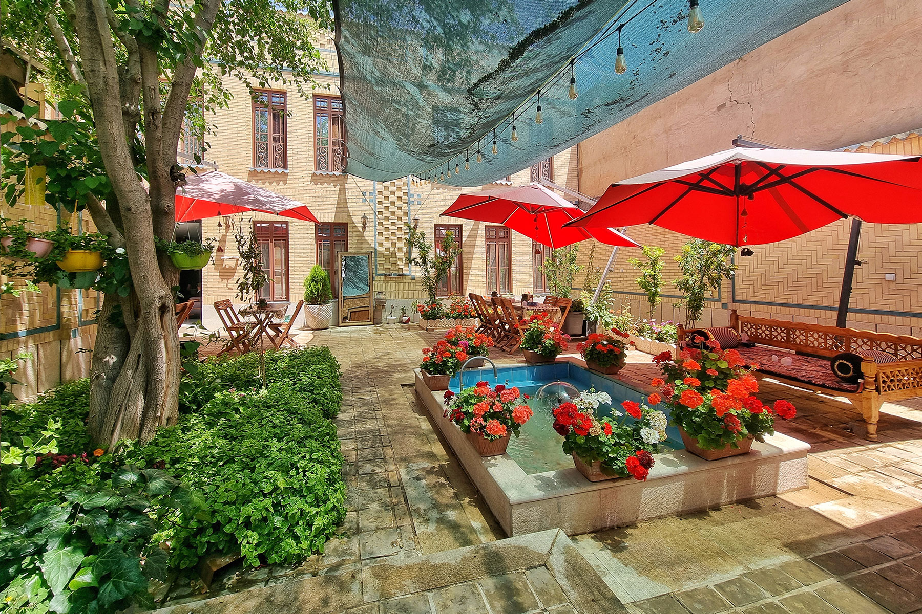 اتاق سه تخته لوکس هتل سیمرغ شیراز