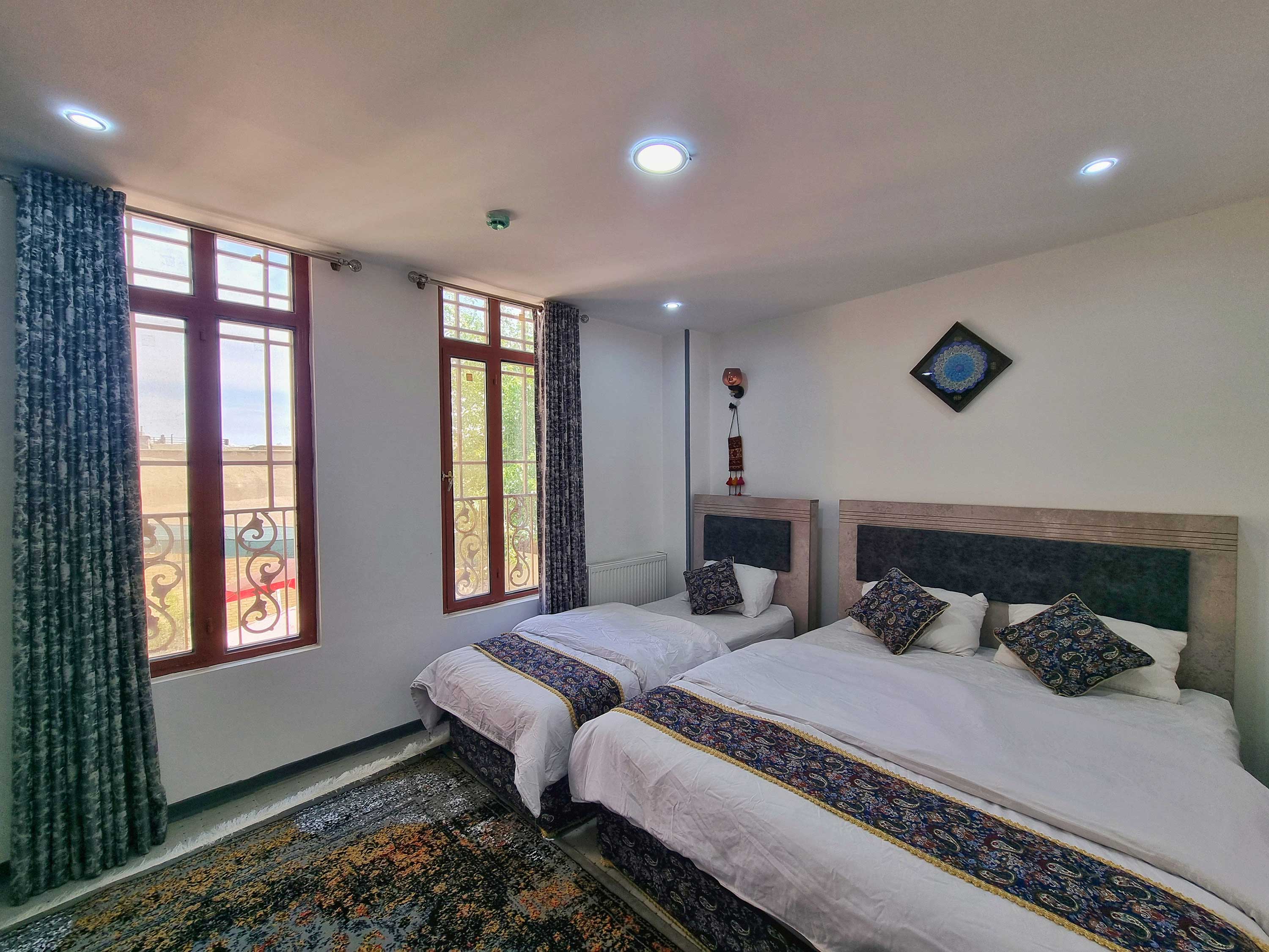 حیاط زیبای هتل سیمرغ شیراز